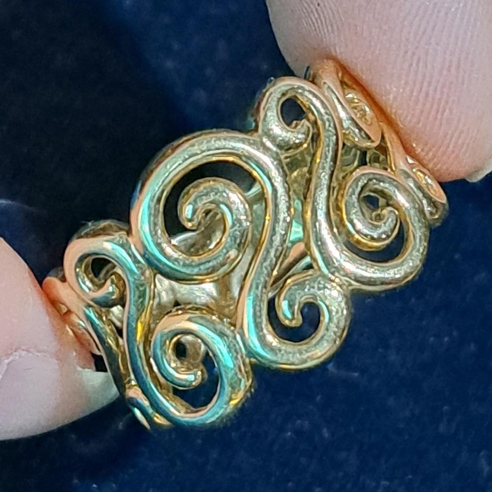 14k Yellow Gold Swirl Ring size 9